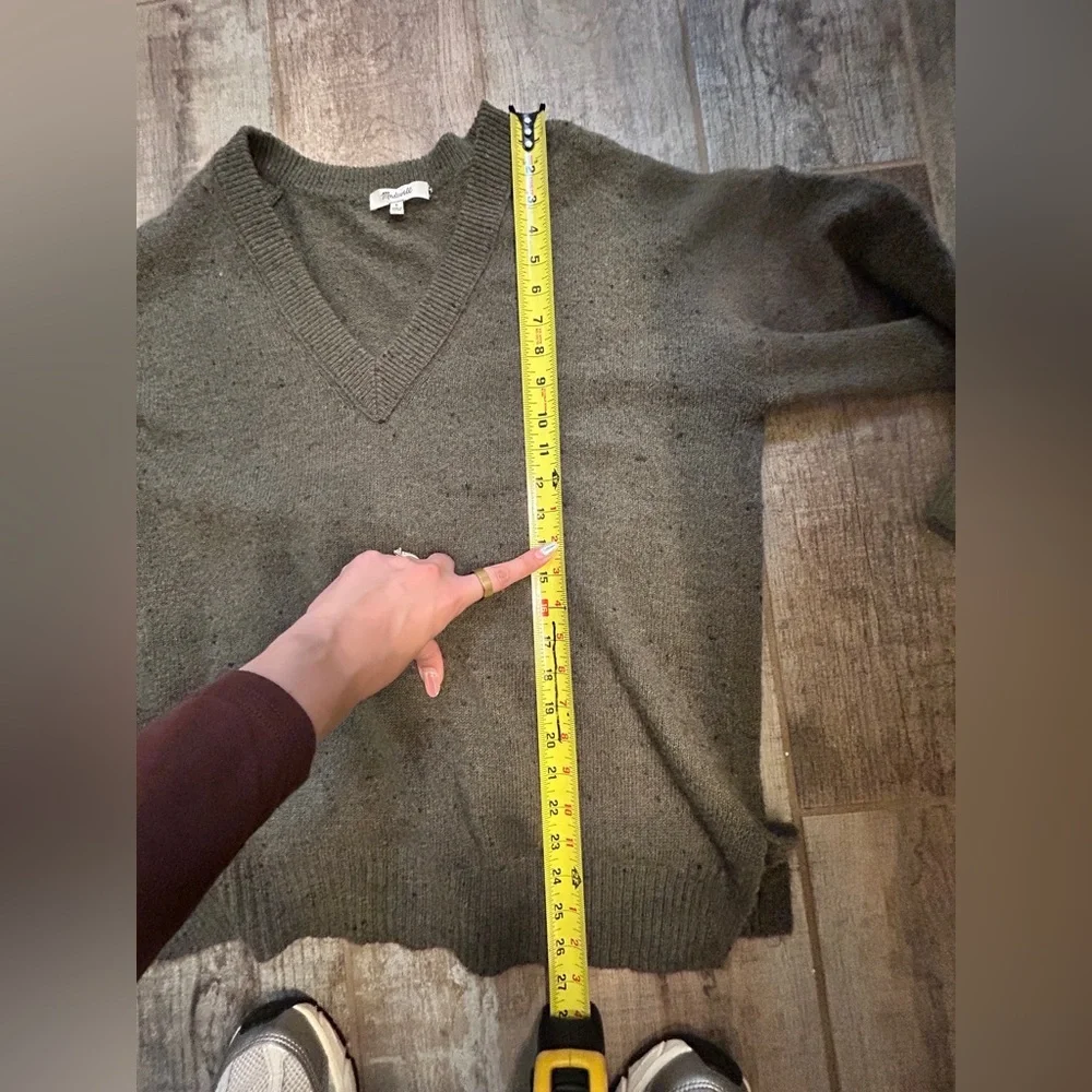 Madewell Donegal Bartlett V-Neck Pullover Sweater in Coziest Yarn - Picture 4 of 6
